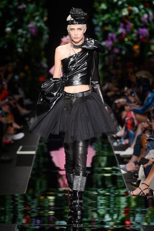 Runway-Bild der Moschino Frühjahr/Sommer 2018 Show in Mailand