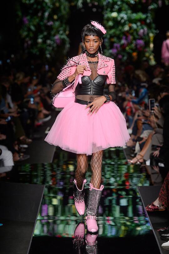Runway-Bild der Moschino Frühjahr/Sommer 2018 Show in Mailand