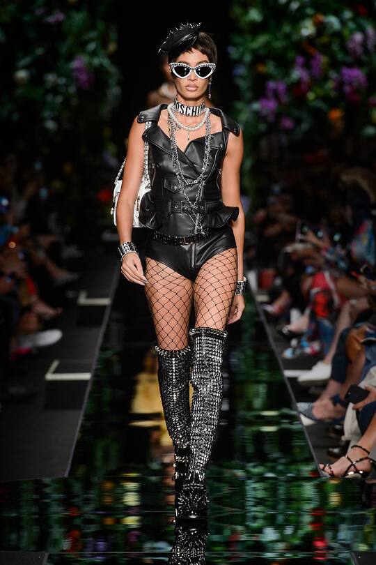 Runway-Bild der Moschino Frühjahr/Sommer 2018 Show in Mailand