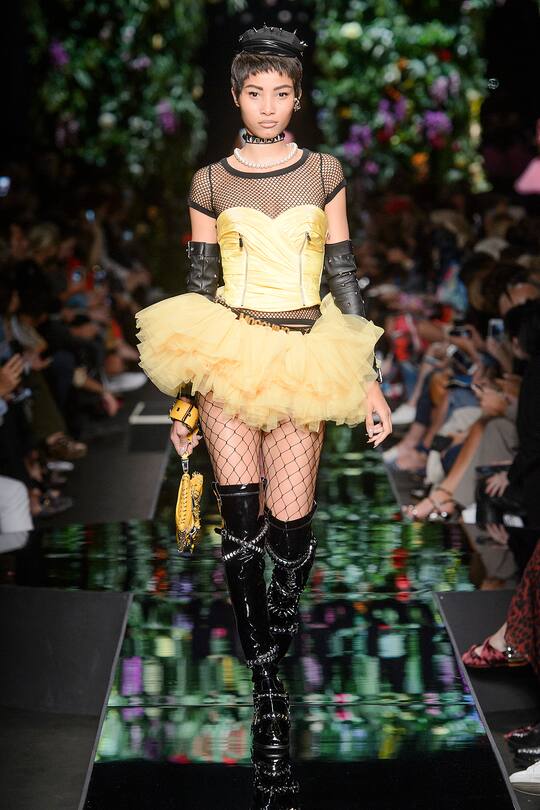 Runway-Bild der Moschino Frühjahr/Sommer 2018 Show in Mailand