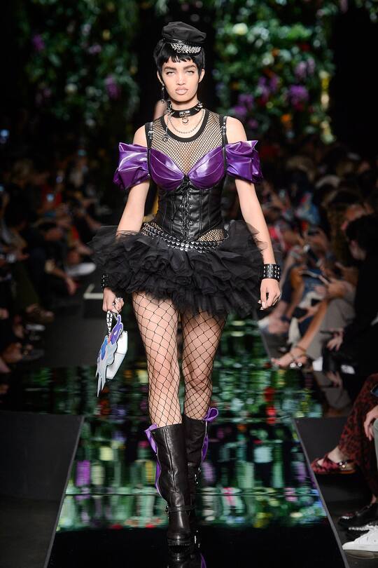 Runway-Bild der Moschino Frühjahr/Sommer 2018 Show in Mailand