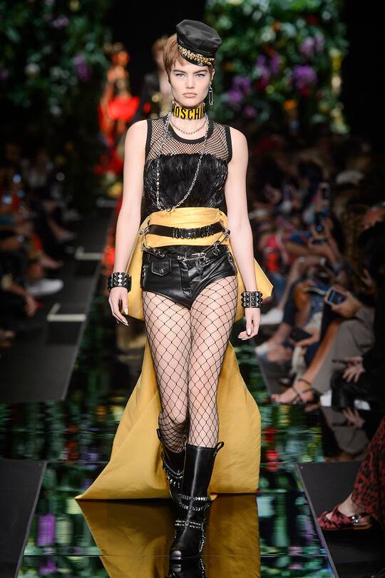 Runway-Bild der Moschino Frühjahr/Sommer 2018 Show in Mailand