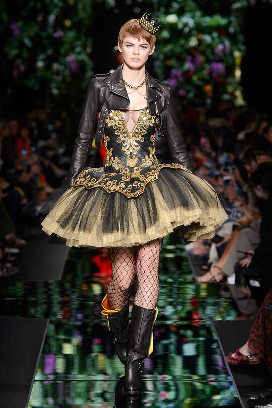 Runway-Bild der Moschino Frühjahr/Sommer 2018 Show in Mailand