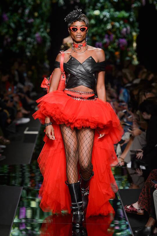Runway-Bild der Moschino Frühjahr/Sommer 2018 Show in Mailand