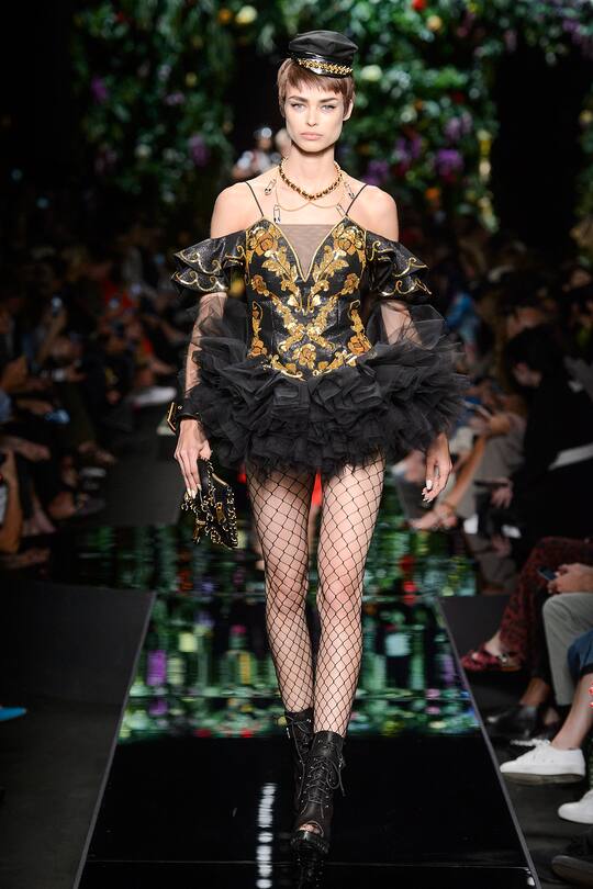 Runway-Bild der Moschino Frühjahr/Sommer 2018 Show in Mailand