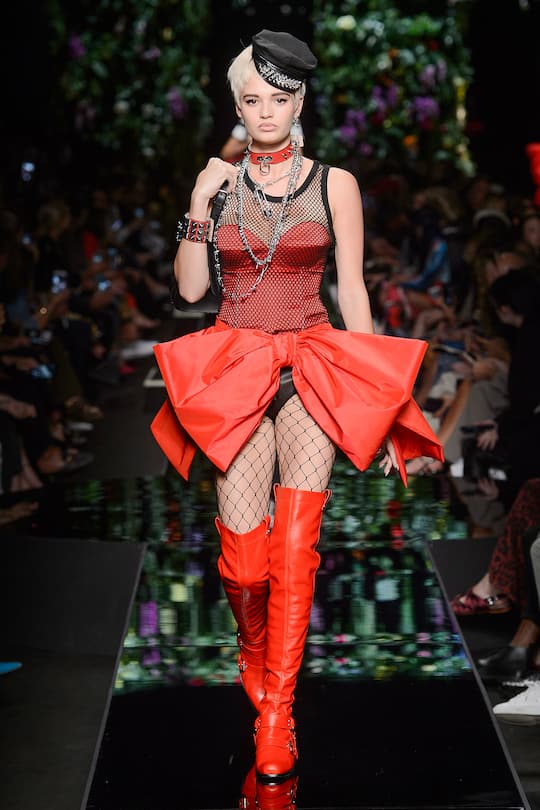Runway-Bild der Moschino Frühjahr/Sommer 2018 Show in Mailand