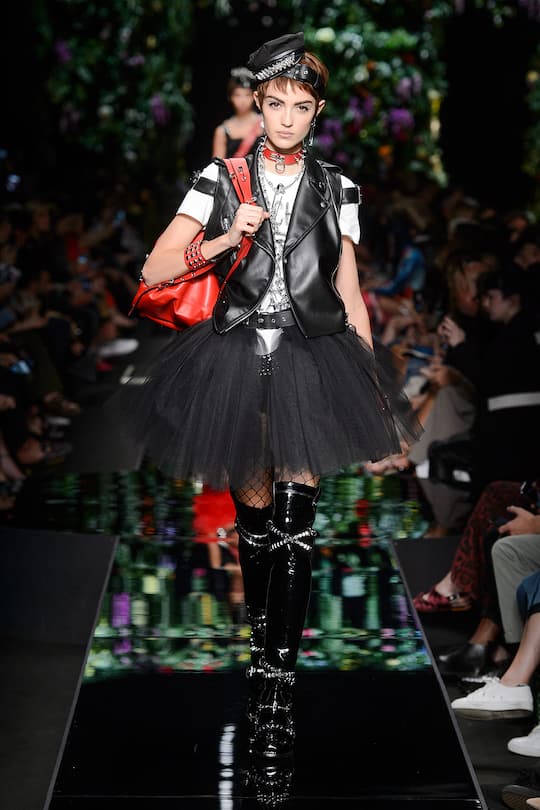 Runway-Bild der Moschino Frühjahr/Sommer 2018 Show in Mailand