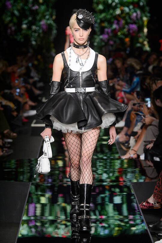 Runway-Bild der Moschino Frühjahr/Sommer 2018 Show in Mailand