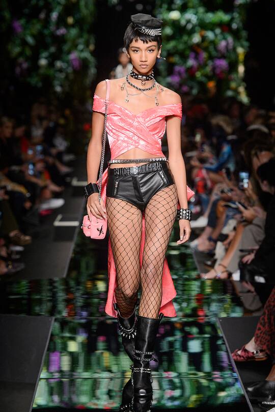 Runway-Bild der Moschino Frühjahr/Sommer 2018 Show in Mailand