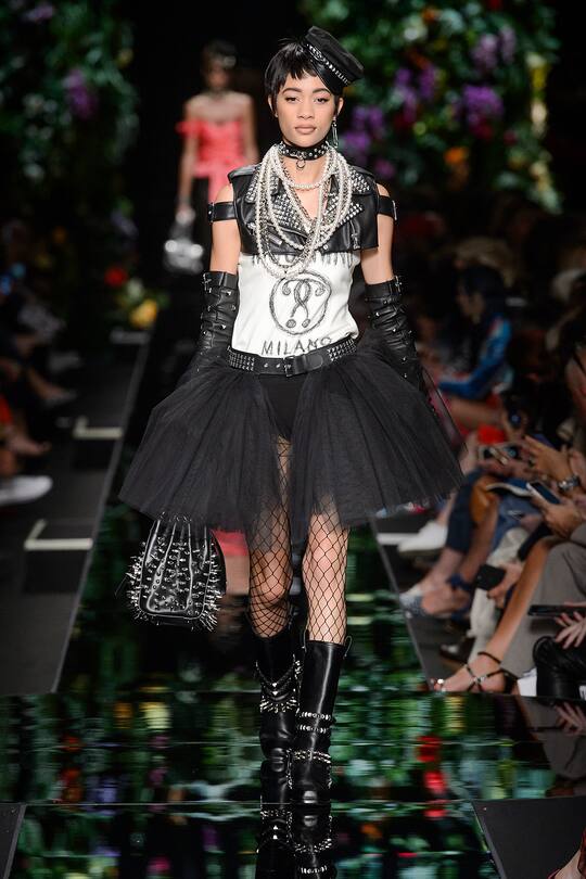 Runway-Bild der Moschino Frühjahr/Sommer 2018 Show in Mailand