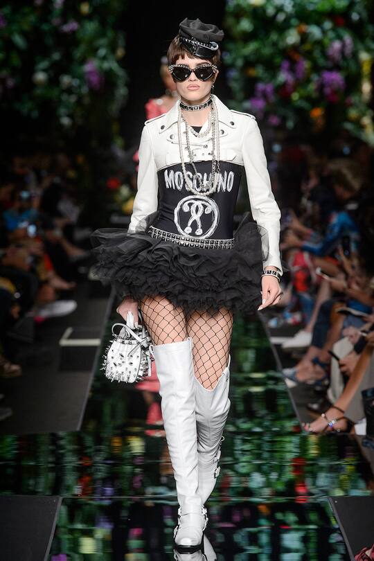 Runway-Bild der Moschino Frühjahr/Sommer 2018 Show in Mailand