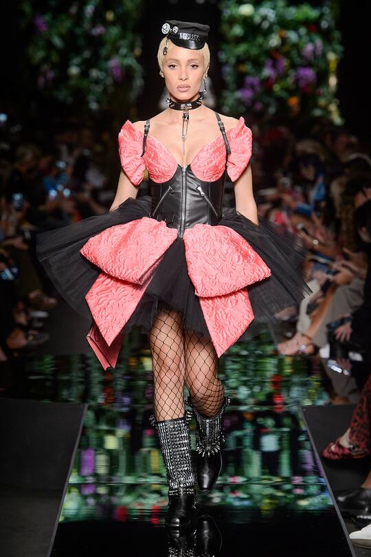 Runway-Bild der Moschino Frühjahr/Sommer 2018 Show in Mailand