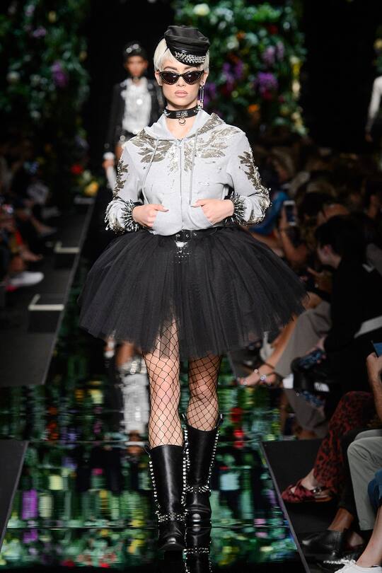 Runway-Bild der Moschino Frühjahr/Sommer 2018 Show in Mailand