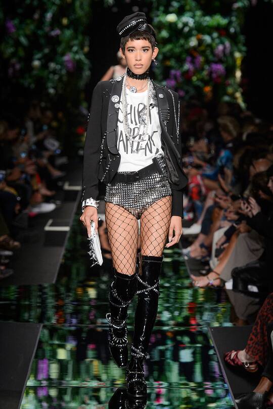 Runway-Bild der Moschino Frühjahr/Sommer 2018 Show in Mailand