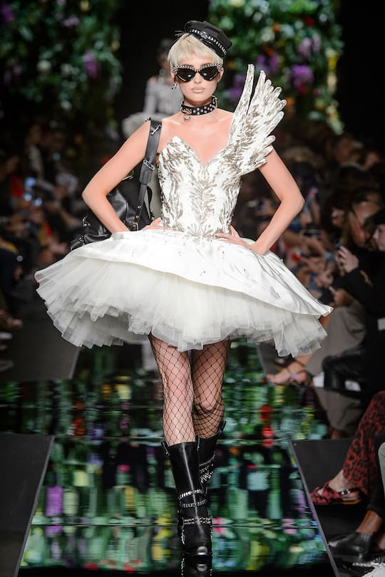 Runway-Bild der Moschino Frühjahr/Sommer 2018 Show in Mailand