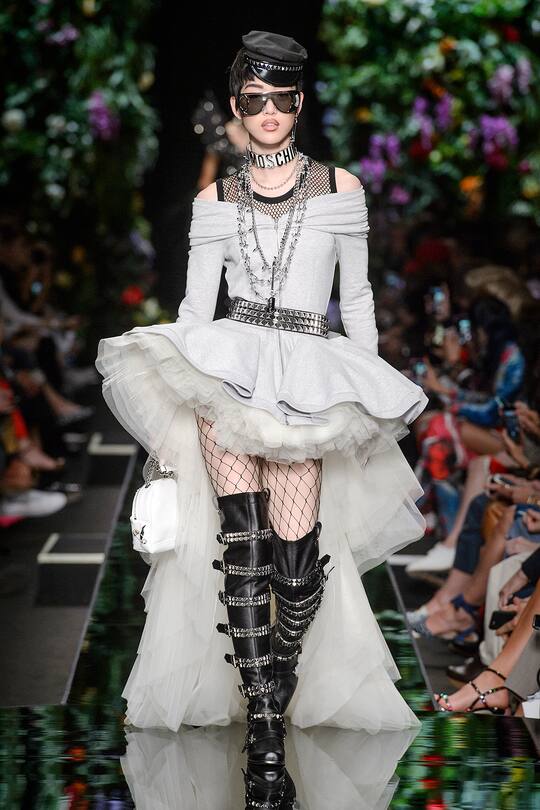 Runway-Bild der Moschino Frühjahr/Sommer 2018 Show in Mailand