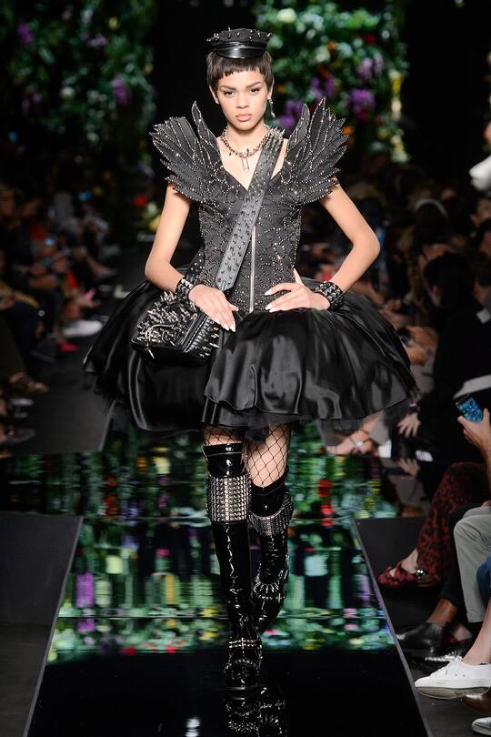 Runway-Bild der Moschino Frühjahr/Sommer 2018 Show in Mailand