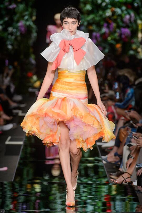 Runway-Bild der Moschino Frühjahr/Sommer 2018 Show in Mailand
