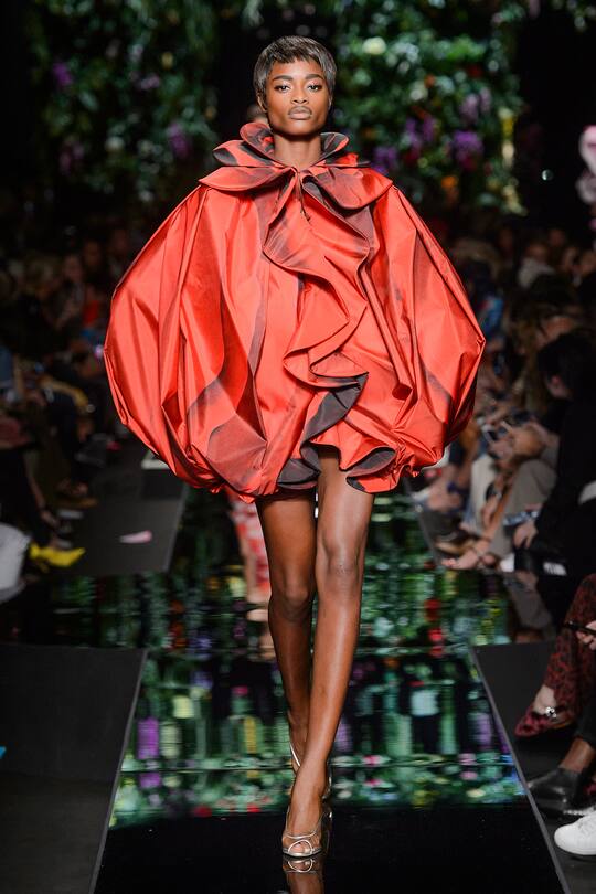 Runway-Bild der Moschino Frühjahr/Sommer 2018 Show in Mailand