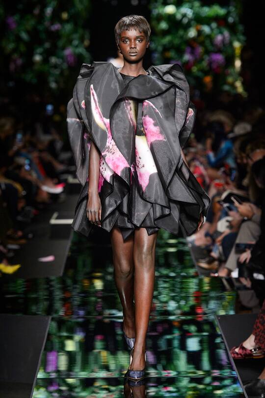 Runway-Bild der Moschino Frühjahr/Sommer 2018 Show in Mailand