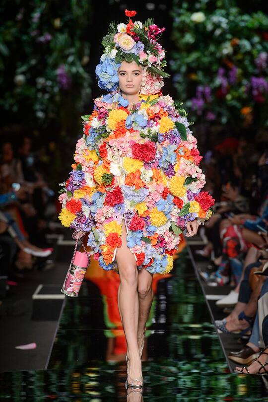 Runway-Bild der Moschino Frühjahr/Sommer 2018 Show in Mailand