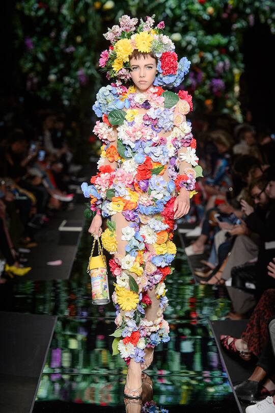 Runway-Bild der Moschino Frühjahr/Sommer 2018 Show in Mailand