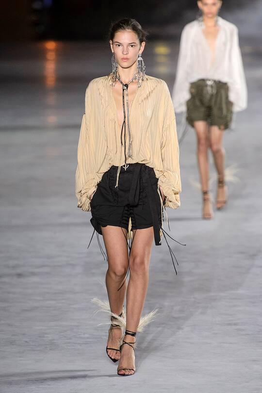 Look von der Saint Laurent Frühjahr/Sommer 2018 Show in Paris.