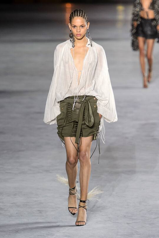 Look von der Saint Laurent Frühjahr/Sommer 2018 Show in Paris.