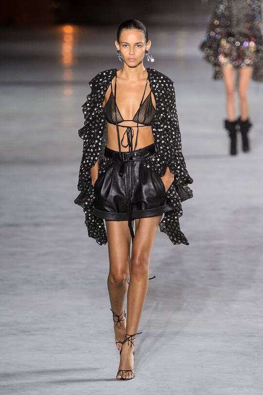 Look von der Saint Laurent Frühjahr/Sommer 2018 Show in Paris.