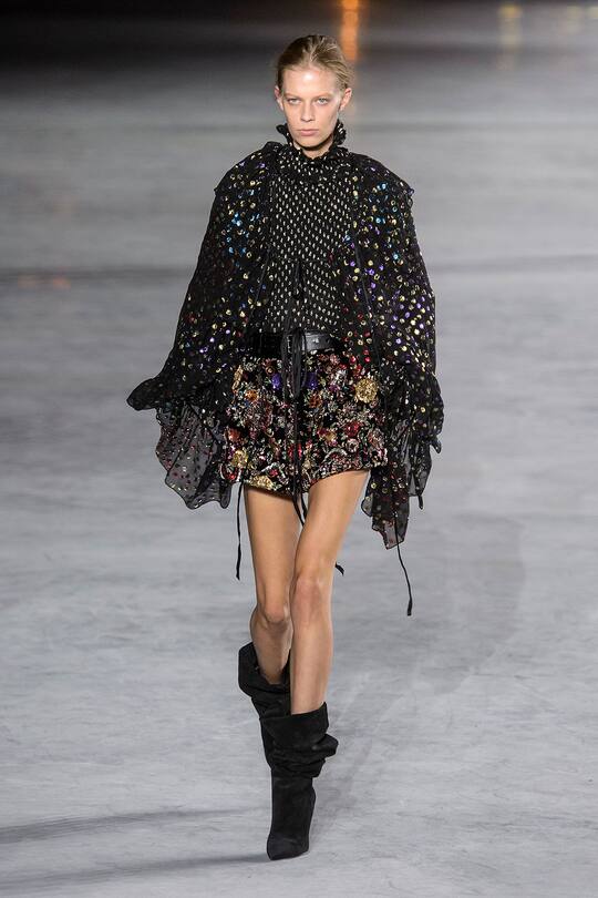 Look von der Saint Laurent Frühjahr/Sommer 2018 Show in Paris.