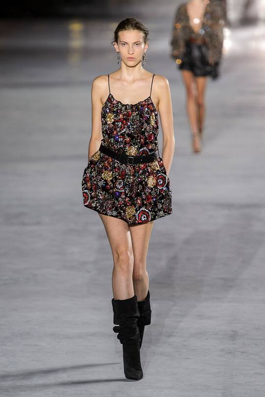 Look von der Saint Laurent Frühjahr/Sommer 2018 Show in Paris.