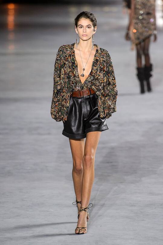 Look von der Saint Laurent Frühjahr/Sommer 2018 Show in Paris.