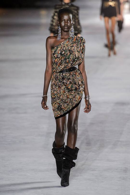 Look von der Saint Laurent Frühjahr/Sommer 2018 Show in Paris.