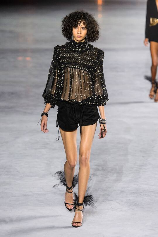 Look von der Saint Laurent Frühjahr/Sommer 2018 Show in Paris.