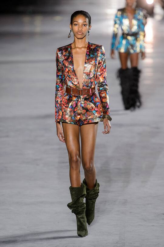 Look von der Saint Laurent Frühjahr/Sommer 2018 Show in Paris.