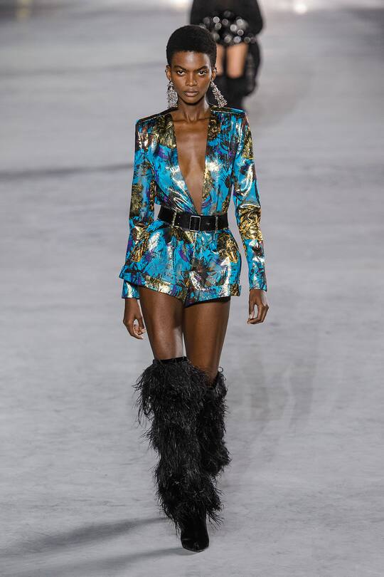 Look von der Saint Laurent Frühjahr/Sommer 2018 Show in Paris.