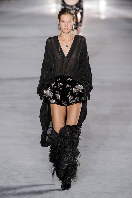 Look von der Saint Laurent Frühjahr/Sommer 2018 Show in Paris.