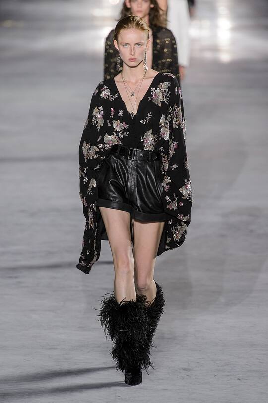 Look von der Saint Laurent Frühjahr/Sommer 2018 Show in Paris.