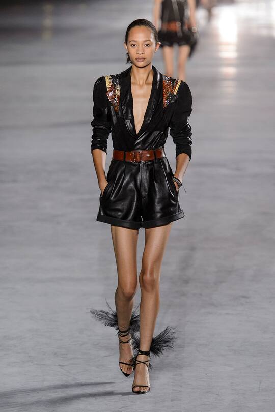 Look von der Saint Laurent Frühjahr/Sommer 2018 Show in Paris.