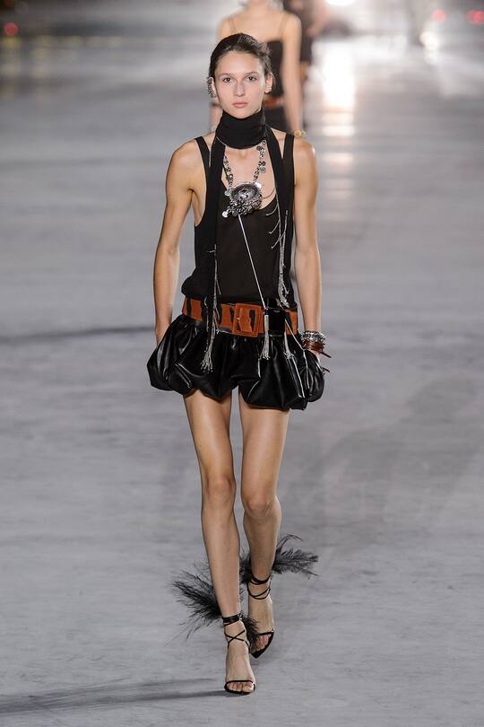 Look von der Saint Laurent Frühjahr/Sommer 2018 Show in Paris.