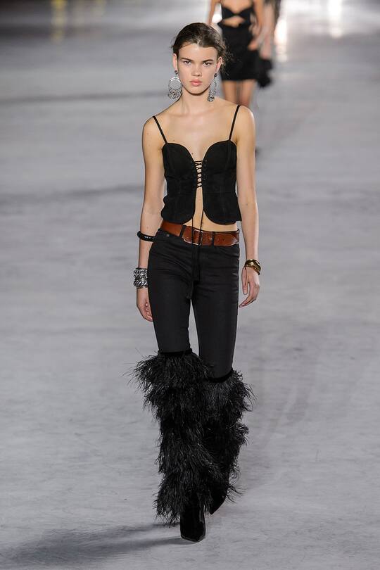 Look von der Saint Laurent Frühjahr/Sommer 2018 Show in Paris.