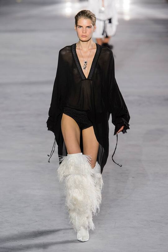 Look von der Saint Laurent Frühjahr/Sommer 2018 Show in Paris.