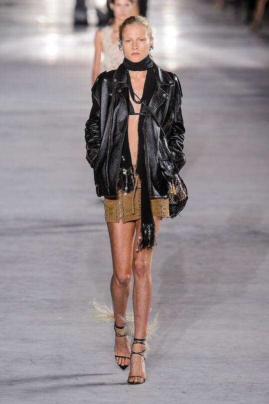Look von der Saint Laurent Frühjahr/Sommer 2018 Show in Paris.