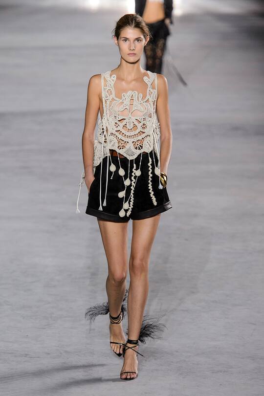 Look von der Saint Laurent Frühjahr/Sommer 2018 Show in Paris.