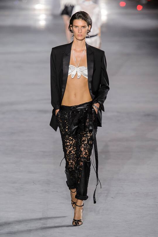 Look von der Saint Laurent Frühjahr/Sommer 2018 Show in Paris.