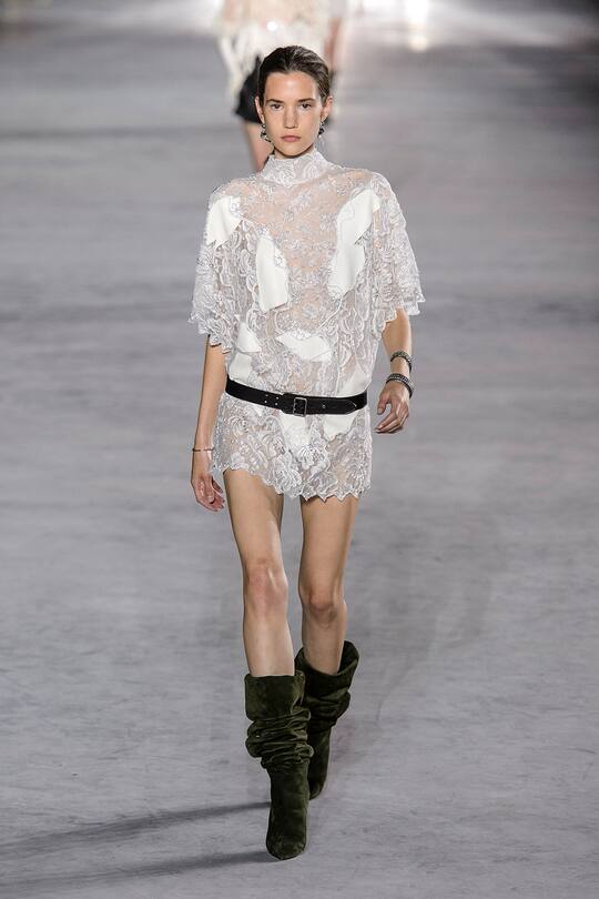 Look von der Saint Laurent Frühjahr/Sommer 2018 Show in Paris.