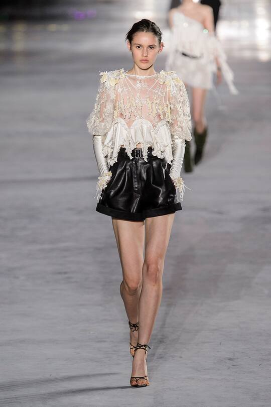 Look von der Saint Laurent Frühjahr/Sommer 2018 Show in Paris.