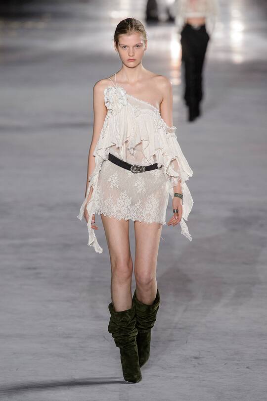 Look von der Saint Laurent Frühjahr/Sommer 2018 Show in Paris.