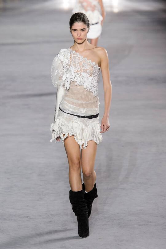 Look von der Saint Laurent Frühjahr/Sommer 2018 Show in Paris.