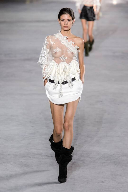 Look von der Saint Laurent Frühjahr/Sommer 2018 Show in Paris.